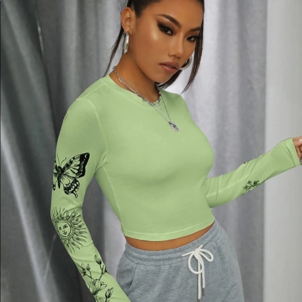 Cropped Graphic Longsleeve